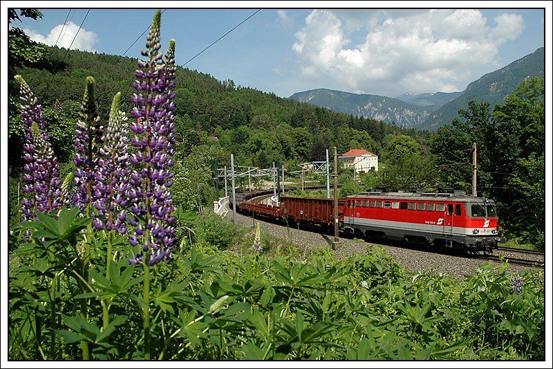 1142 618 war am 1.6.2008 am Semmering im Schiebeeinsatz. Die Aufnahme zeigt einen, auf der Semmering Nordrampe talw�rts fahrenden G�terzug, n�chst K�b.