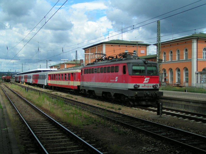 1142 622-8 zieht R5917 aus dem Hbf Passau; 070623