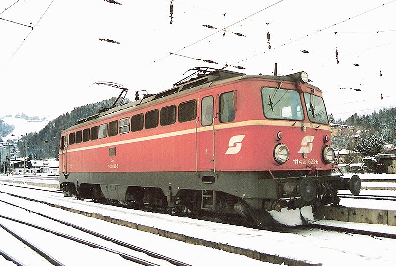 1142 623 wartet am Montag, den 7. Dezember 1998 in Schwarzach-St.Veit auf die nchsten Vorspann/Schiebeleistungen ber den Tauern.
Die Lok hat immer noch diese Lackierung.