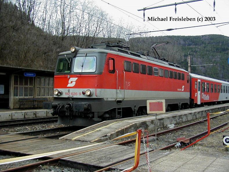 1142 626-9 mit einem Regionalzug in der Haltestelle Schlglmhl am 03.Mrz 2003