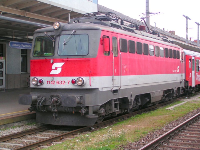 1142 632-7 d.Traktion GRAZ hat R 3025 am Haken, Bhf. Attnang/Puchheim 2006-10-02