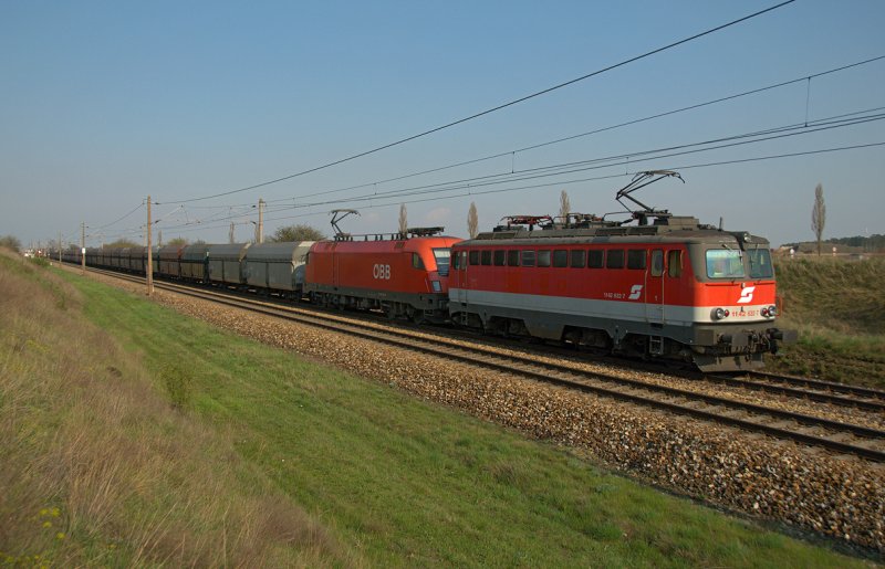 1142 632, untersttzt von 1116 191 bringt die schwere Last Richtung Wien. Die Aufnahme entstand am sonnigen Nachmittag des 08.04.2009 kurz nach der Haltestelle Helmahof an der Nordbahn.