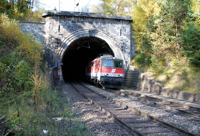 1142 633 als Lokzug beim Verlassen des Weinzettelfeldtunnels, Herbst 2008.