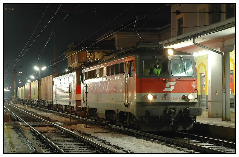 1142 634 leistete einer 1X44 mit ihrem Containerzug am 18.1.2008 ber den Semmering zwischen Gloggnitz und Mrzzuschlag Vorspann. In Mrzzuschlag kam 1142 634 wieder vom Zug. Die Aufnahme entstand in Mrzzuschlag, kurz bevor die 1142 in die Traktion fuhr.