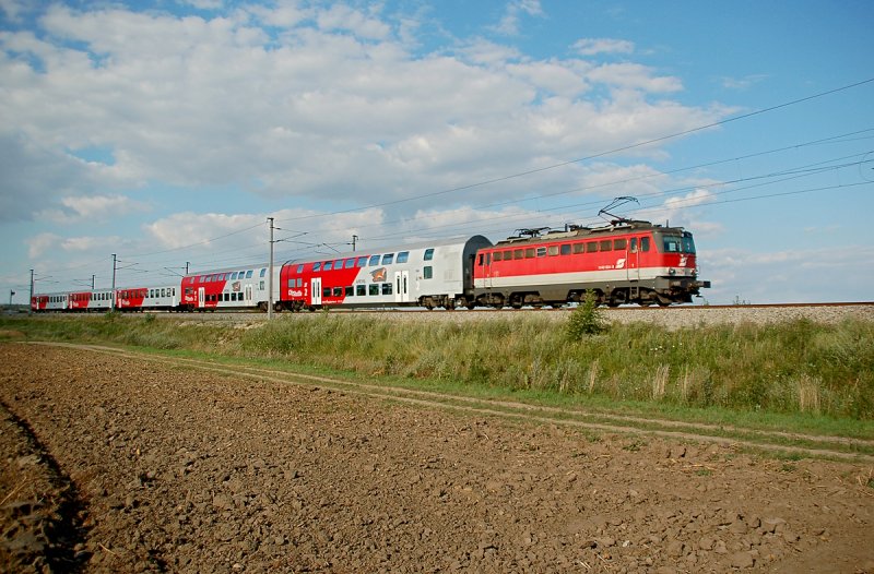 1142 634 schiebt den Regionalexpress 2412  Zaya Wiesel  von Wien Meidling nach Laa an der Thaya. Die Aufnahme enstand kurz vor Pillichsdorf am 05.08.2008.