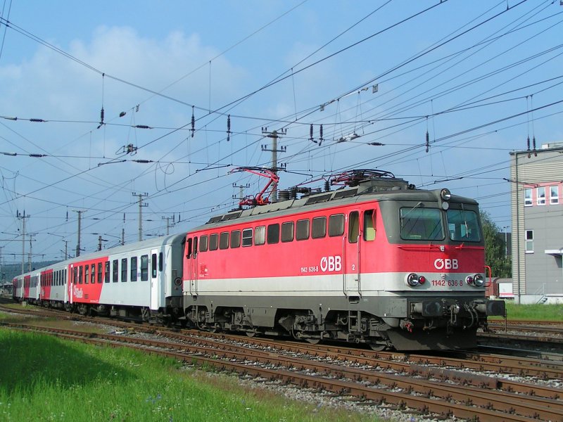 1142 636-8 zieht eine CITY-SHUTTLE Garnitur als R3009 aus dem Bhf. Attnang-Puchheim; 090811