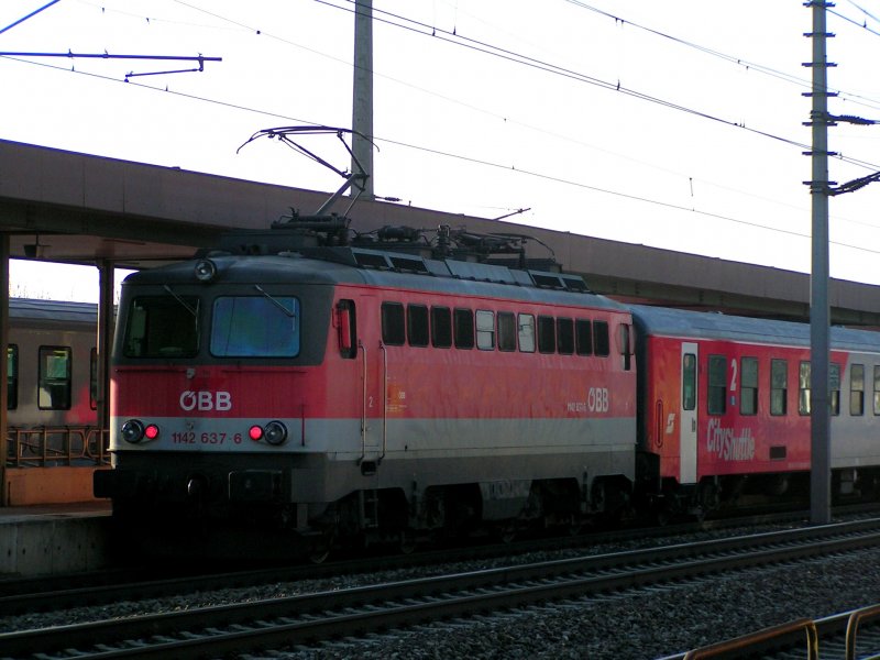 1142 637-6 schiebt REX3414 aus dem Bhf. Marchtrenk; 090108