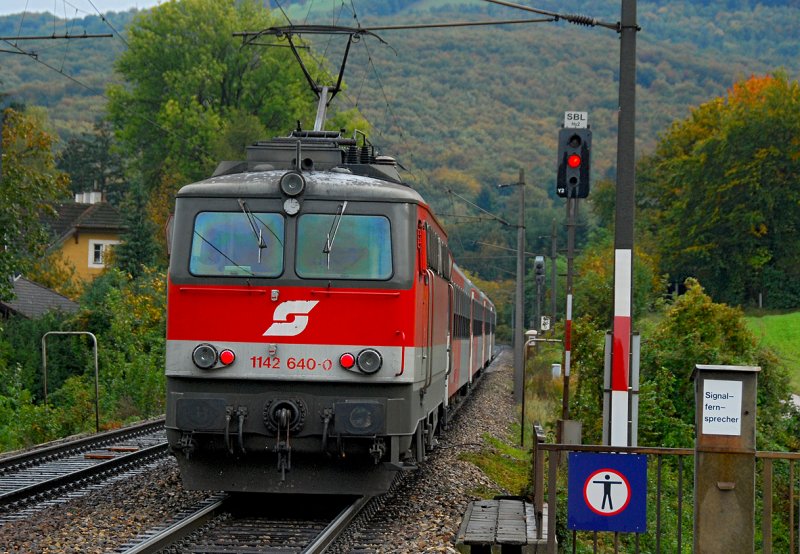 1142 640 im Regionalzugverkehr auf der Westbahn. Hier verlt R 2033 von St. Plten Hbf. nach Wien Westbahnhof die Haltestelle Hofstatt am 04.10.2008 kurz nachdem ein Regenschauer niederging.