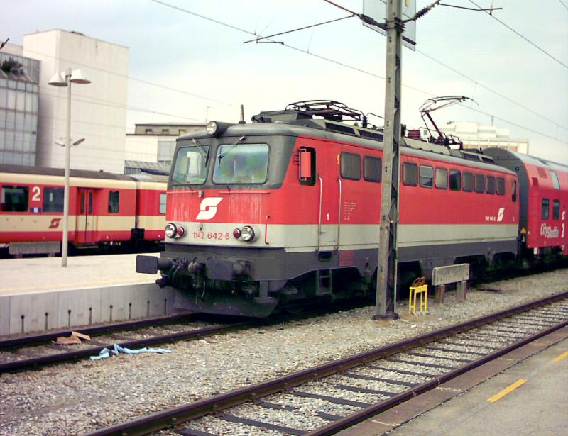 1142 642-6 am Wiener Sdbahnhof (Ostseite)
Juli 2003