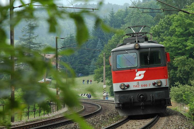 1142 646 am 12.6.2005 als Lokzug unterwegs kurz vor der Einfahrt in Gloggnitz