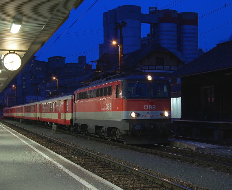 1142 646 wartet am 25.03.2009
mit dem R3969 in Kirchdorf/Kr.
auf die Weiterfahrt.