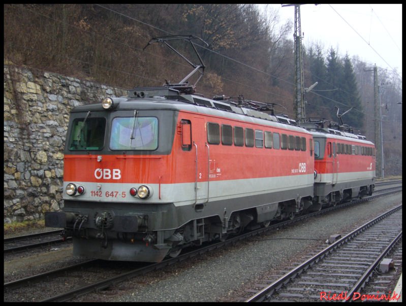1142 647 und 1142 680 stehen zur Abfahrt als Lokzug nach Donawitz in Leoben bereit.