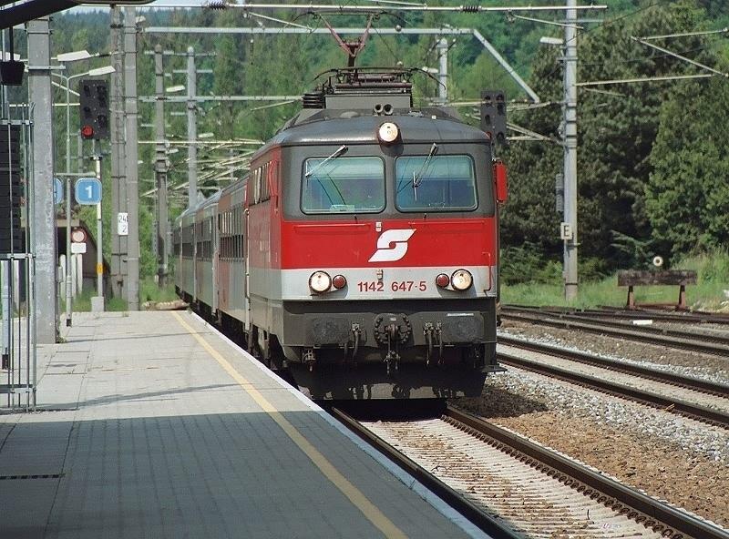1142-647 im Bf. V�cklabruck im Mai 2003