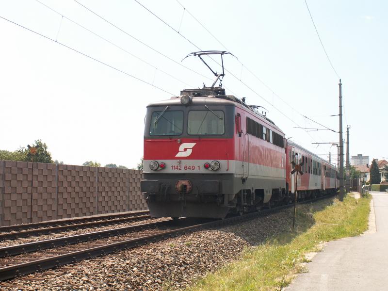 1142 649-1 in Richtung Kirchdorf an der Krems, Streckenteil Ansfelden-Nettingsdorf, Minolta Dimage Z3, 18.6.2005
