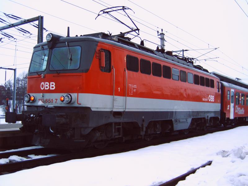 1142 651-7 mit BB-Schriftzug schiebt am 04.03.2006
einen Regionalzug von Linz nach Kirchdorf. Das Bild entstand
am Bahnhof Wartberg a.d. Krems.

