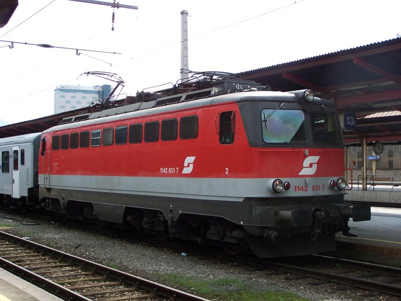 1142 651 vor einem Regionalzug in Salzburg Hbf im August 2005.