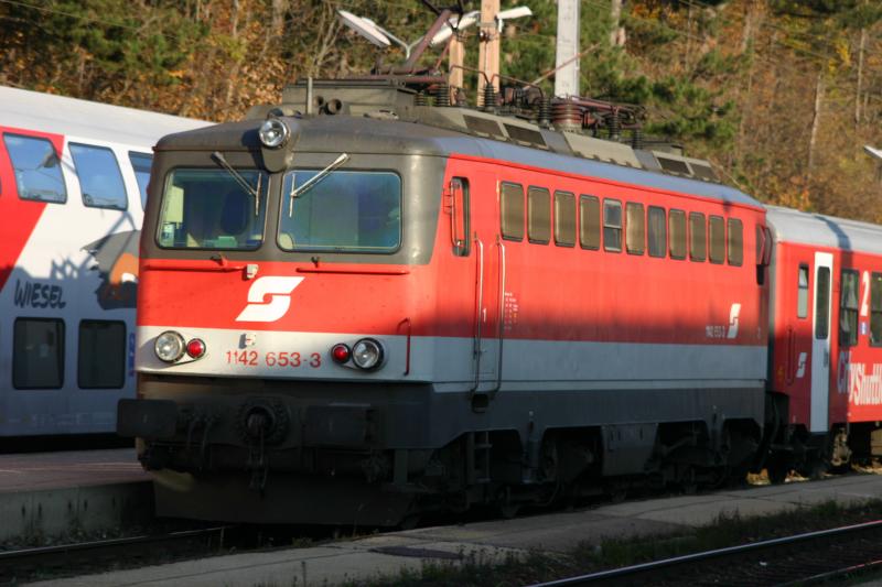 1142 653-3 mit dem R 2322 in Payerbach-Reichenau. (31.10.2005)
