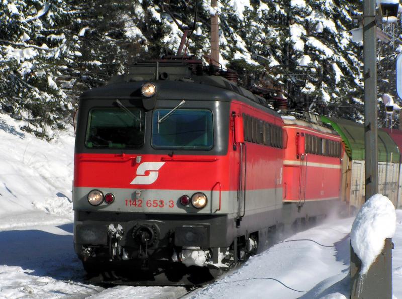 1142 653 leistet einer weiteren 1X42 Vorspann bei einem Gterzug ber dem Semmering. Aufnahme vom 5.2.05 in Breitenstein