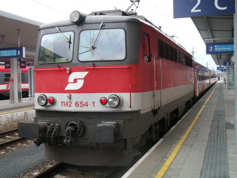 1142 654-1 in Linz Hbf kurz vor der Abfahrt mit Ziel Kirchdorf/Krems, 4.6.2006