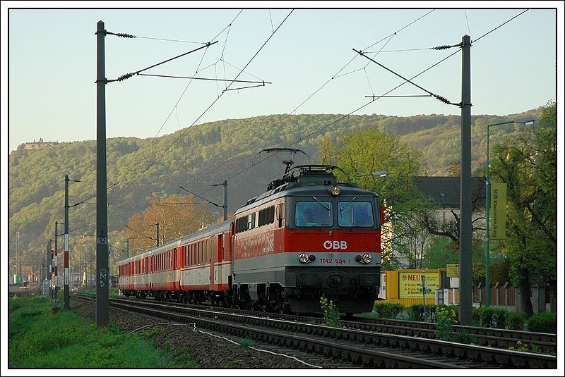 1142 654 von Wien nach Sigmundsherberg R 2150 in den frhen Morgenstunden des 16.4.2007 aufgenommen in Klosterneuburg.