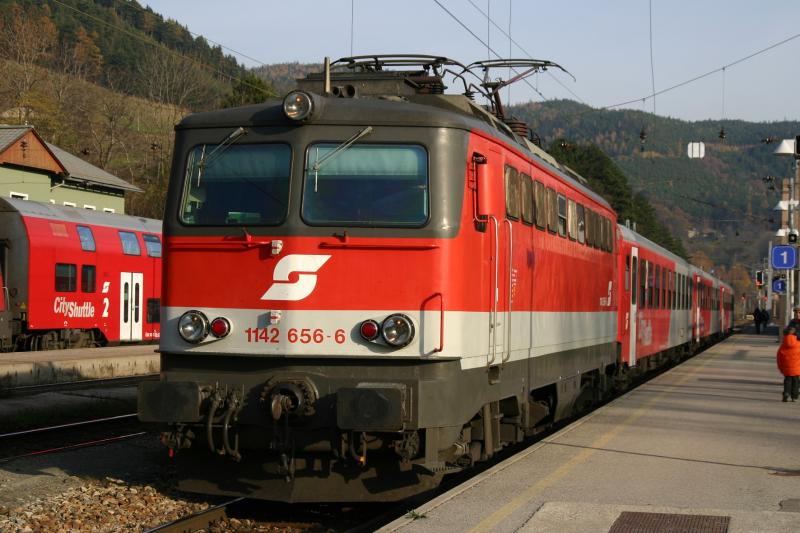 1142 656-6 mit dem R 1633 im Bahnhof Payerbach-Reichenau. (11.11.2005)
