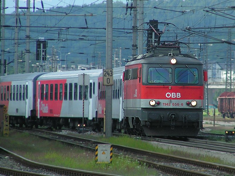 1142 656-6 passiert mit R3411 km243-0 (Bhf. Attnang-Puchheim) ;090811