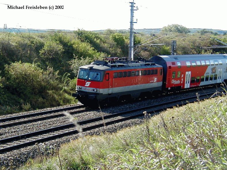 1142 657-4 mit einem Eilzug bei der Einfahrt in den Bahnhof Pandorf, am 18-09-2002
