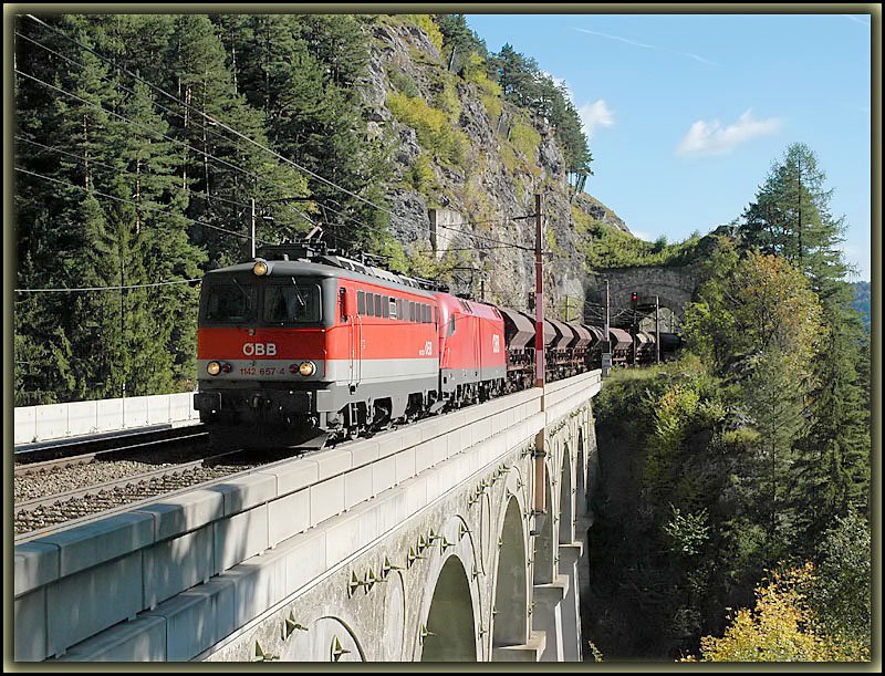 1142 657 leistet einer 1116 mit ihrem Gterzug Vorspann ber den Semmering zwischen Gloggnitz und Mrzzuschlag. Die Aufnahme entstand am 8.10.2006 bei der Querung des Krausel Klause Viaduktes.