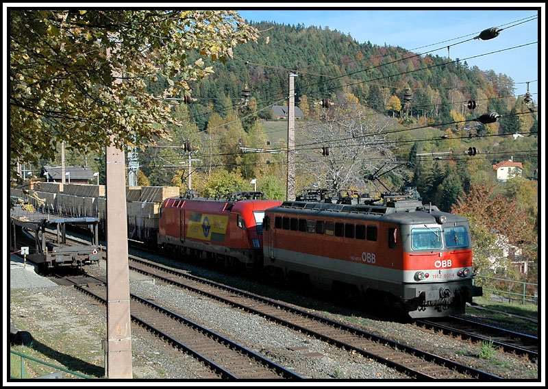 1142 657 leistet einer GySEV 1116 Vorspann ber den Semmering von Gloggnitz nach Mrzzuschlag. Aufgenommen am Bahnhof Breitenstein am 26.10.2006.
