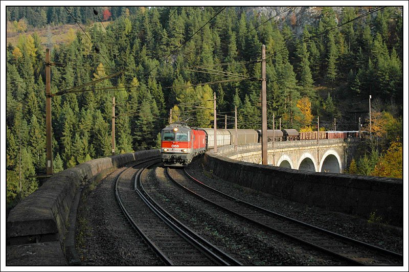 1142 657 leistete am 26.10.2006 einer 1016 mit ihrem Gterzug Vorspann ber den Semmering. Die Aufnahme entstand bei der Querung der Kalten Rinne.