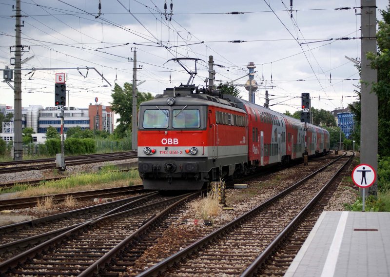 1142 658 schiebt ihren REX nach Wien Franz-Josefs-Bahnhof whrend sich ber der Stadt ein Gewitter zusammenbraut. Wien Heiligenstadt, 28.05.2009
