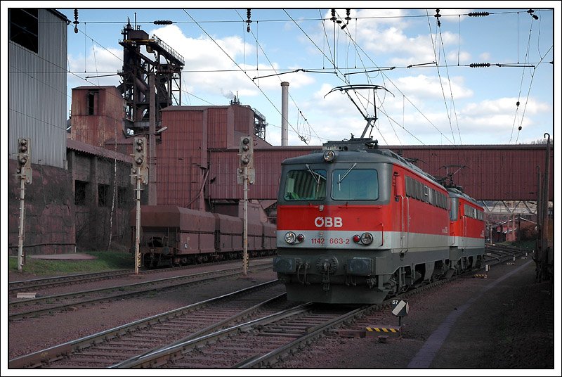 1142 663 und 1142 654 nach der Beistellung eines Erzzuges in Leoben-Donawitz am 5.4.2008. Das Bild ist nicht umgefrbt, dort sieht es durch das Stahlwerk wirklich so aus
