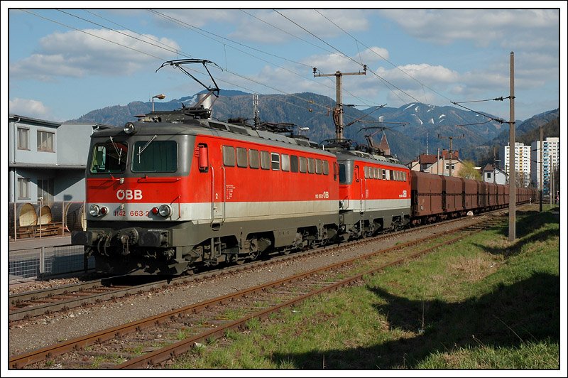 1142 663 und 1142 654 vor dem 47499 bei der Einfahrt in den Zielbahnhof Leoben-Donawitz am 5.4.2008.