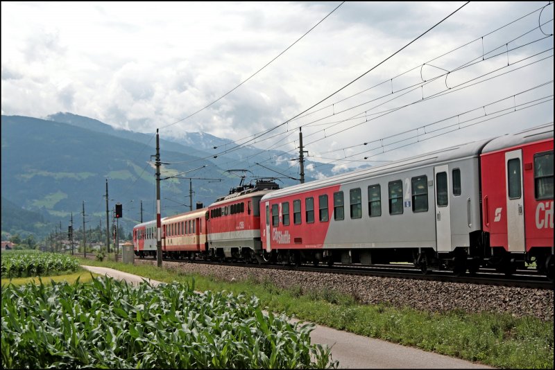 1142 664 ist als Schiebelok des REX 1511 von Innsbruck Hbf nach Salzburg Hbf eingeteilt. Am Zugschluss hngen noch zwei Schlierenwagen. (08.07.2008)