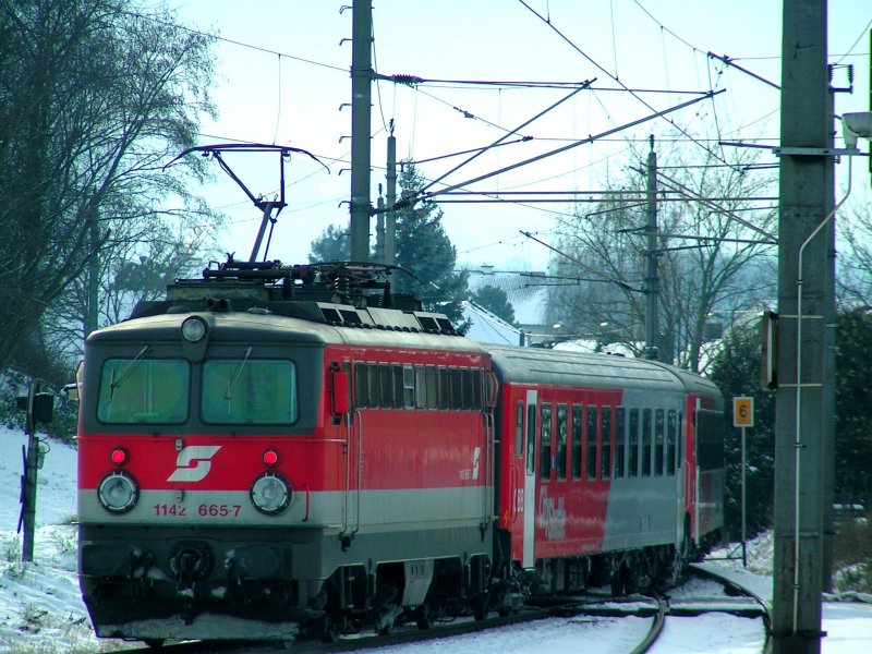 1142 665-7 schiebt R3951 Richtung Kirchdorf/Krems; 081124