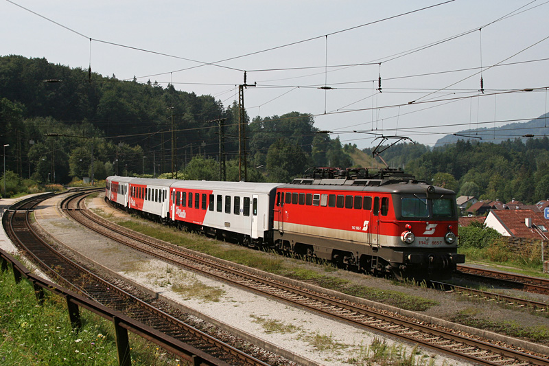 1142 665 ist mit einer CS Garnitur als S-Bahn auf dem Weg nach Salzburg. Hallwang-Elixhausen, 21.08.2009.