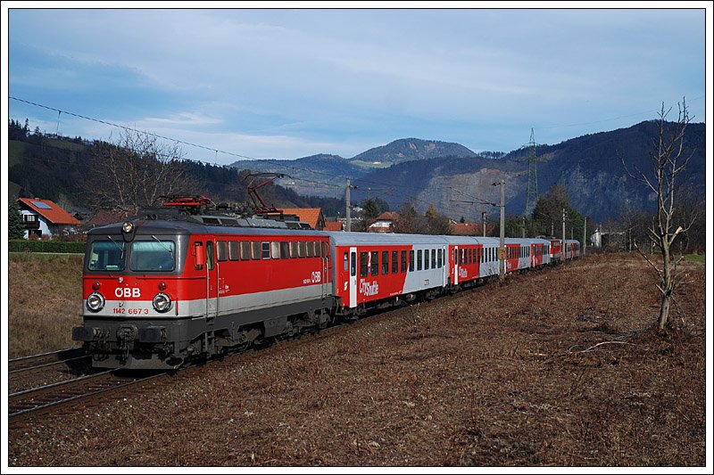 1142 667 bespannte am 20.11.2008 REX 1913 von Mrzzuschlag nach Graz. Die Aufnahme entstand kurz vor der Haltestelle Stbing.