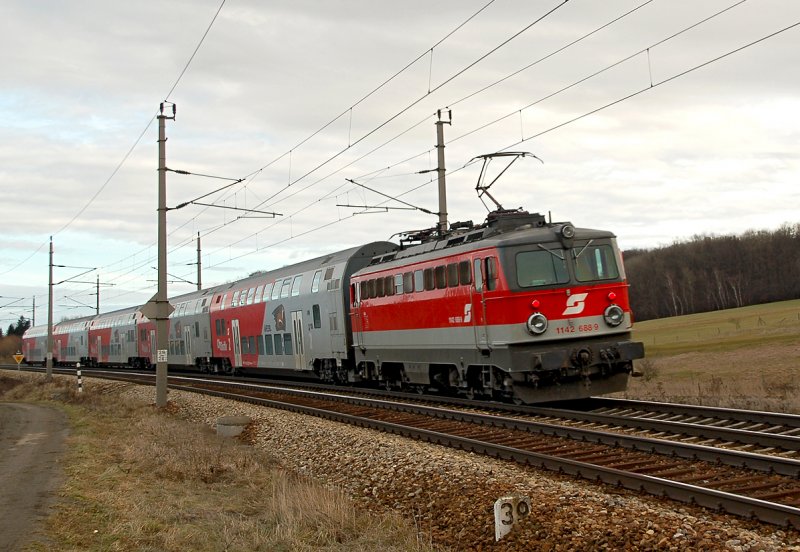 1142 668 schiebt einen Regionalexpre Richtung Wien Westbahnhof. Das  Foto ist am 20.01.2008 kurz vor Neulengbach entstanden.
