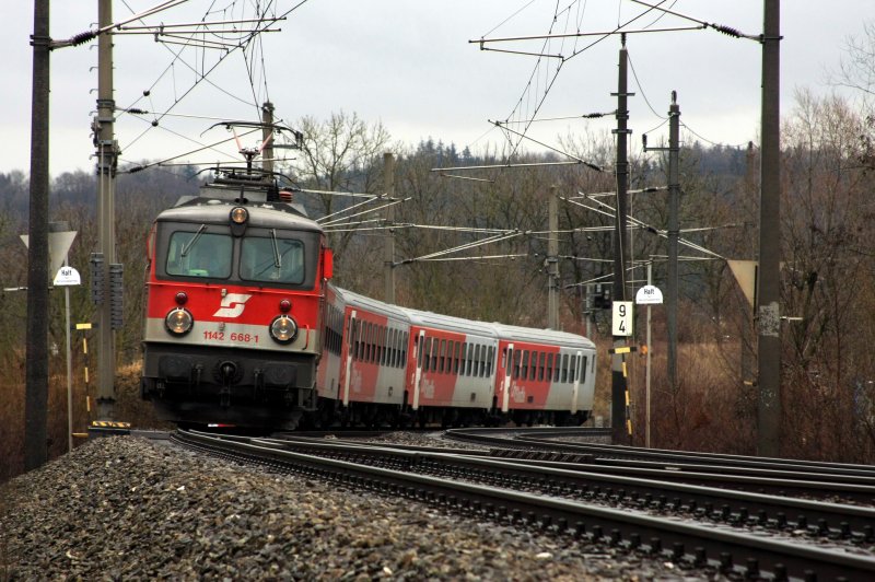 1142 668 unterwegs mit R394 auf der Phyrnbahn zwischen Ansfelden und Traun. Aufgenommen am 19. 1.2008.