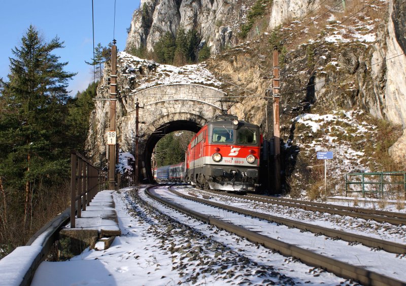 1142 669 passiert als  Vorspannlok mit EN234 den Krausel Tunnel bei Breitenstein, 29.11.2008.