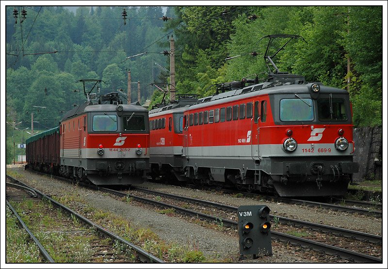1142 669 und eine weitere 1142 am 25.5.2008 bei der Durchfahrt in Semmering auf dem Weg nach Gloggnitz, wo sie fr Vorspann- bzw. Nachschiebeleistungen ber den Zauberberg bentigt werden. 1144 285 hat diesen Job bereits erledigt, ging in Semmering vom Zug und folgte den beiden 1142ern im Blockabstand ebenfalls nach Gloggnitz.