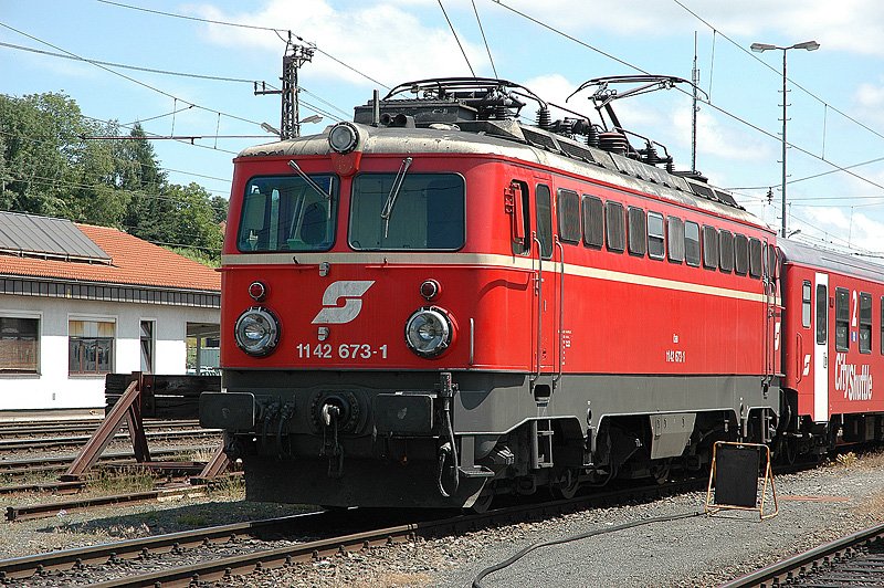 1142 673 wartet mit einem Regionalzug auf den nchsten Einsatz. Villach 06.07-2004