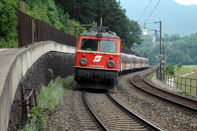 1142 675 schiebt eine CityShuttlegarnitur am 12.6.2005 in den Bahnhof Gloggnitz