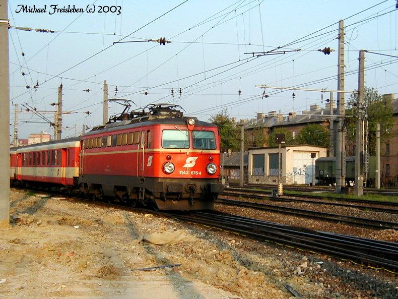 1142 676-4, am 17.April 2003 bei der Ausfahrt aus dem Bahnhof Wien Meidling