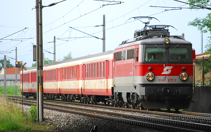 1142 677 + Schlierengarnitur kurz nach Ansfelden Richtung Kirchdorf, 8.7.2009