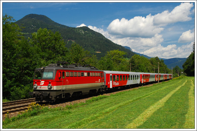 1142 677 als S1 von Bruck an der Mur nach Graz und in weiterer Folge als S 5 weiter nach Spielfeld-Stra, am 29.7.2009 kurz vor dem Bogen in Peugen aufgenommen.