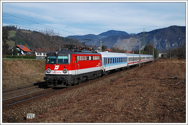 1142 677 mit dem IC 513  Ferdinand Raimund  von Salzburg nach Graz, aufgenommen am 20.11.2008 kurz vor der Durchfahrt der Haltestelle Stbing.