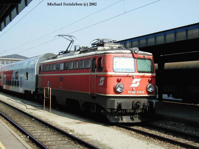 1142 678-0 mit einem Eilzug in Wien Sdbahnhof (Ostseite) am 08-09-2002