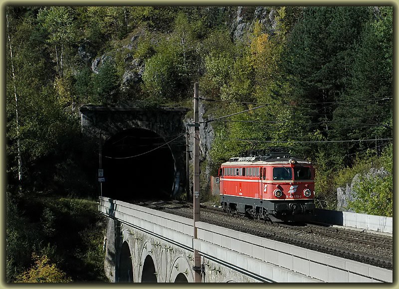 1142 678 als Lokzug unterwegs zwischen Mrzzuschlag und Gloggnitz bei der Querung des Viaduktes ber die Krausel Klause am 8.10.2006. Sie wird spter als Vorspann oder Nachschublok ber den Semmering zwischen Gloggnitz und Mrzzuschlag heran gezogen werden.