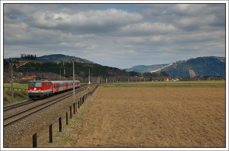 1142 680 + CS Garnitur als R 4237 von Bruck a.d.Mur nach Unzmarkt aufgenommen am 5.4.2008 vor Knittelfeld.